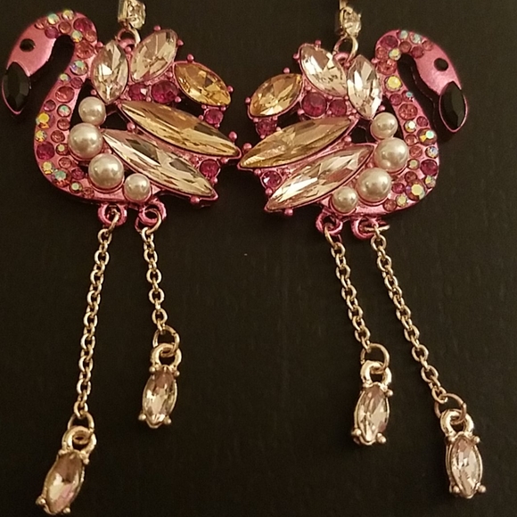 Betsey Johnson flamingo dangle earrings - Picture 3 of 4